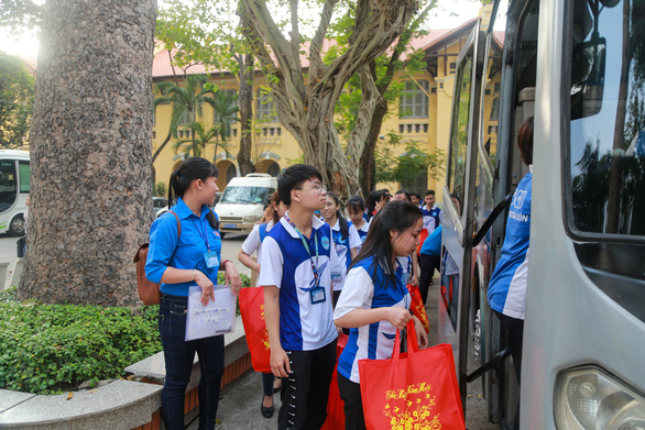 Sinh viên Trường ĐH Sài Gòn lên xe về quê ăn tết trên những chuyến xe do trường tổ chức - Ảnh M.G.