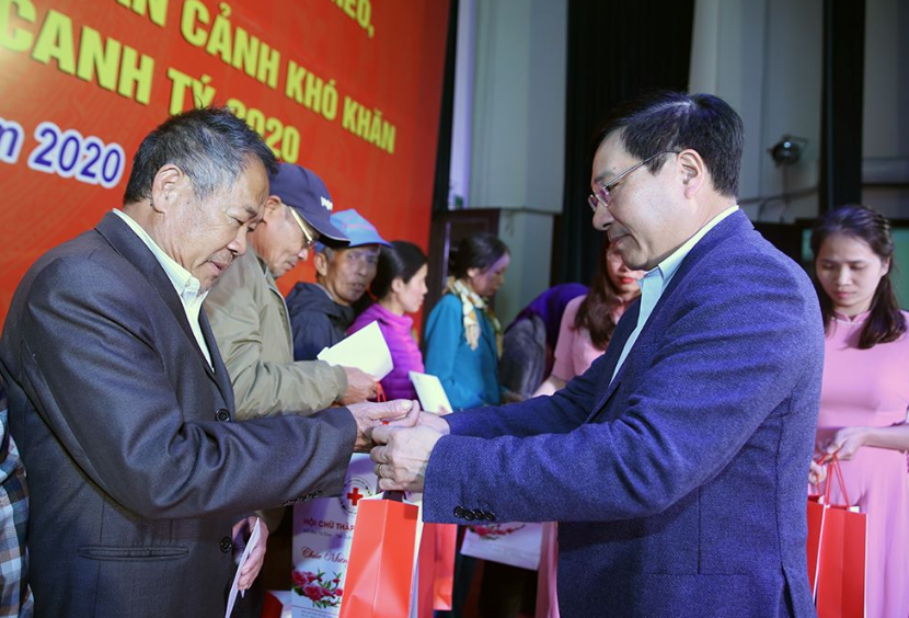 Phó Thủ tướng Phạm Bình Minh trao quà cho các nạn nhân chất độc da cam/dioxin.