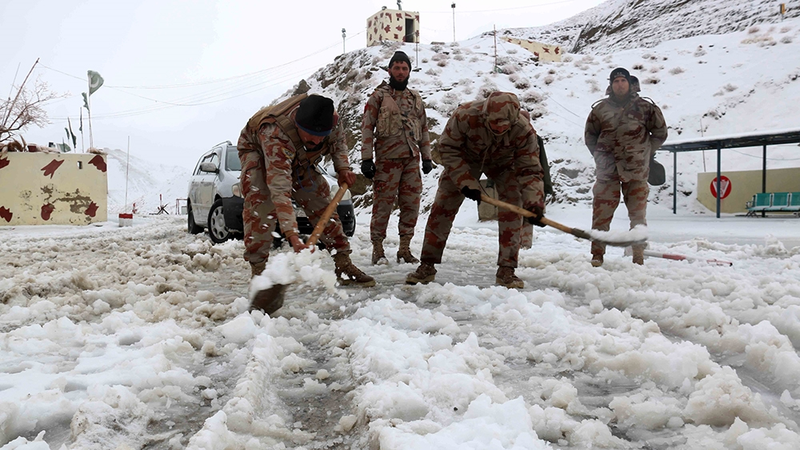Nhân viên bán quân sự Pakistan dọn tuyết tại các con đường gần biên giới Afghanistan ở Chaman vào ngày 12/1. Ảnh: EPA