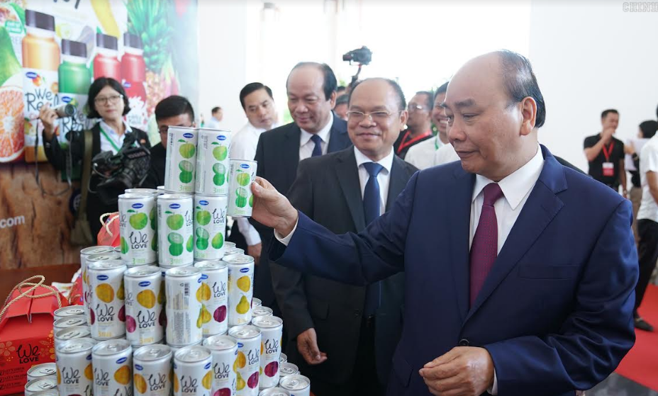 Thủ tướng Nguyễn Xuân Phúc thăm các gian hàng tại Hội nghị - Ảnh: VGP/Quang Hiếu