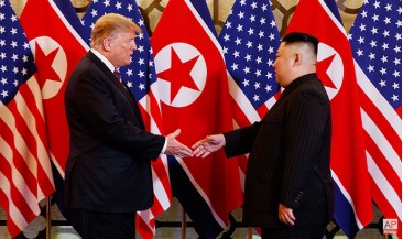 Tổng thống Donald Trump gặp Chủ tịch Kim Jong-un tại Hà Nội ngày 27/2/2019. (Ảnh: AP)