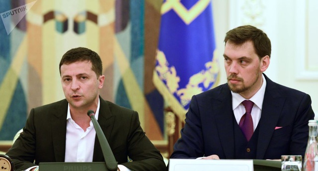 Tổng thống Ukraine Volodymyr Zelensky (trái) và Thủ tướng Oleksiy Honcharuk (Ảnh: Sputnik)