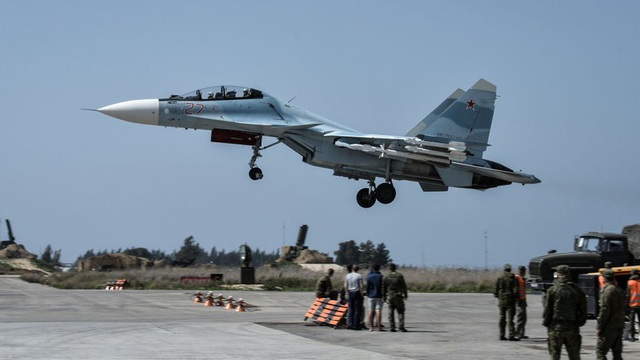 Su-30 của Nga cất cánh từ căn cứ không quân Hmeimim. Ảnh: Sputnik