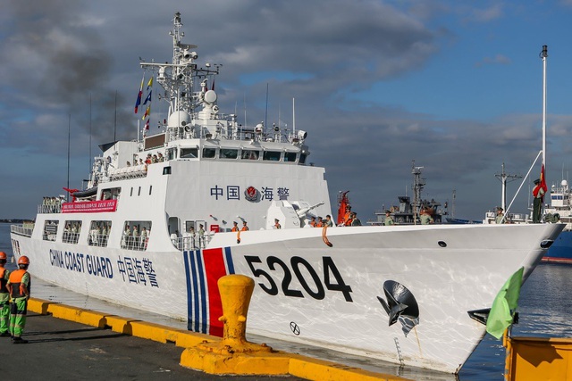 Tàu hải cảnh 5204 của Trung Quốc tới thăm cảng ở Manila. (Ảnh: Xinhua)