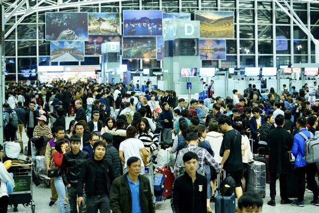Cảng HKQT Nội Bài hạn chế người nhà đón/tiễn tại sân bay vào các khung giờ cao điểm