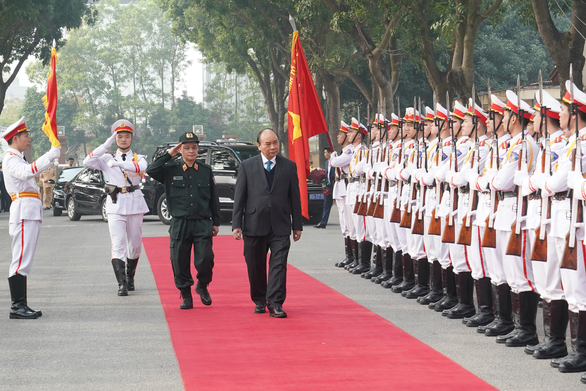 Thủ tướng Nguyễn Xuân Phúc duyệt đội danh dự - Ảnh: Báo Chính phủ