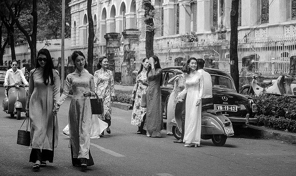 Hoài niệm Tết Sài Gòn xưa sẽ được tái hiện trong những bức ảnh đầy màu sắc và sống động này. Hãy để đắm mình trong những tràng cười và nụ cười đong đầy hạnh phúc của ngày Tết Sài Gòn ngày xưa.