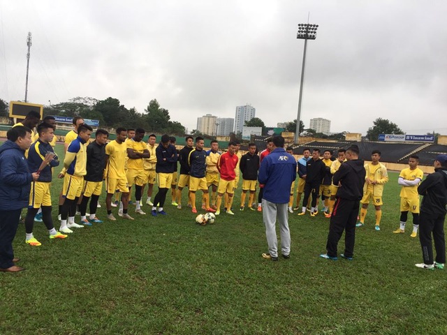 Tiền vệ Phan Văn Đức cùng các đồng đội tại CLB Sông Lam Nghệ An trở lại tập luyện ngay từ mồng 3 Tết