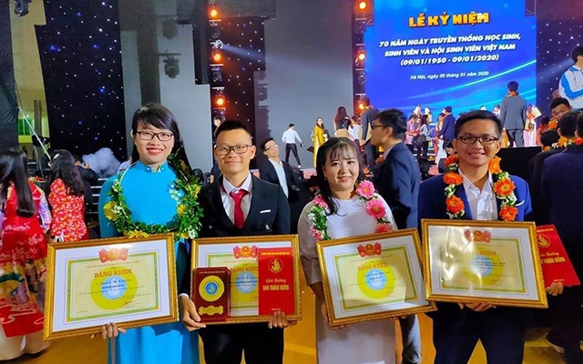 Nguyễn Thị Hồng Cúc (ngoài cùng bên trái) giành giải thưởng “Sao tháng Giêng” và ba lần được tuyên dương “Sinh viên 5 tốt” cấp Trung ương.