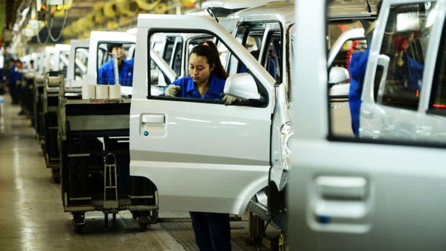 Công nhân làm việc trong một nhà máy của SAIC-GM-Wuling Automobile ở Thanh Đảo, Trung Quốc. Ảnh: STR | AFP | Getty Images