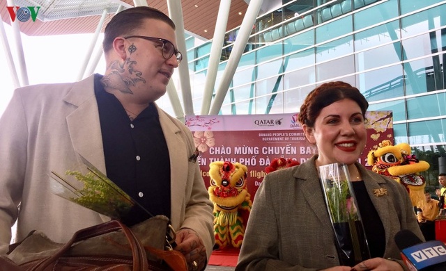 Những du khách của chuyến bay đầu tiên trong năm mới 2020 tại sân bay quốc tế Đà Nẵng.