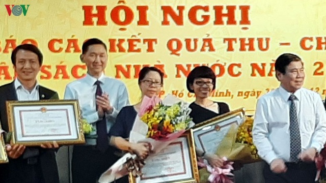 UBND TP HCM khen thưởng các doanh nghiệp hoàn thành xuất sắc nhiệm vụ nộp ngân sách.