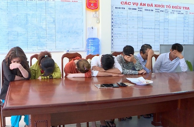 Các đối tượng tại cơ quan công an.