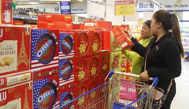 Người tiêu dùng lựa chọn mua hàng Tết tại siêu thị.