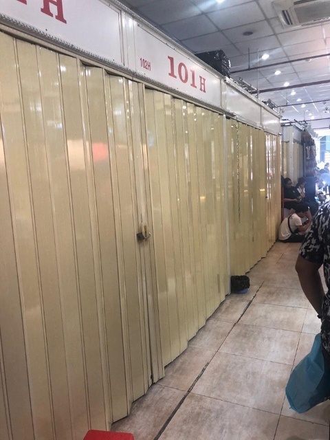 Các tiểu thương đã nghỉ bán, không còn chống đối lực lượng QLTT. (Ảnh: Lao Động)