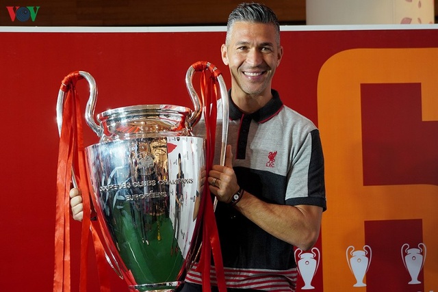 Cựu danh thủ Luis Garcia với chiếc cúp Champions League
