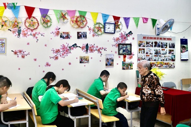 Năm 1997, lớp học tình thương mở ra với 2 học sinh đầu tiên tại trụ sở tuần tra phường An Dương, quận Tây Hồ.