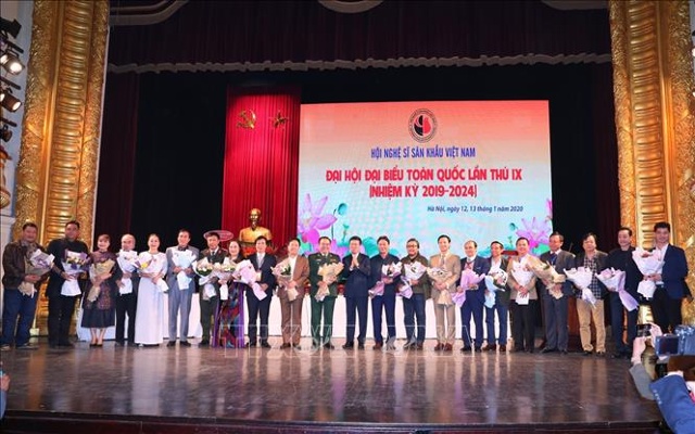 Đồng chí Võ Văn Thưởng, Trưởng ban Tuyên giáo Trung ương tặng hoa Ban Chấp hành Đại hội Đại biểu toàn quốc lần thứ IX (nhiệm kỳ 2019 - 2024)