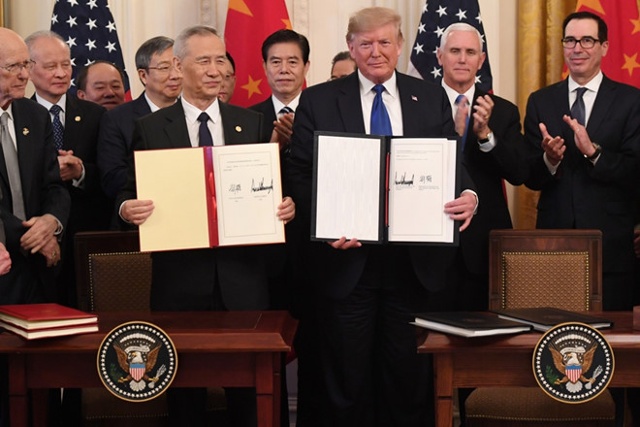 Phó Thủ tướng Trung Quốc Lưu Hạc (trái) và Tổng thống Mỹ Donald Trump trong lễ ký kết tại Nhà Trắng ngày 15.1