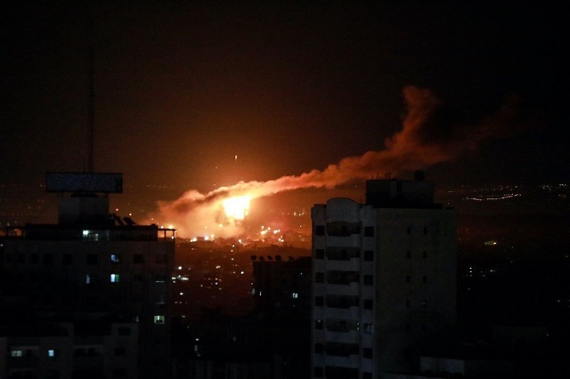 Lửa và khói bốc lên sau khi chiến đấu cơ của Israel không kích khu dân cư Jabalia tại Dải Gaza ngày 15/1/2020. Ảnh: Anadolu Agency.