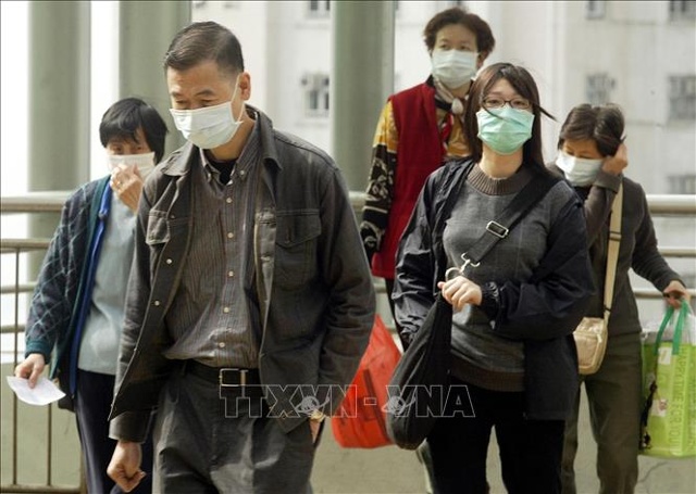 Người dân đeo khẩu trang để ngăn ngừa lây nhiễm hội chứng viêm đường hô hấp cấp (SARS) tại Hong Kong, Trung Quốc. Ảnh tư liệu: AFP/ TTXVN