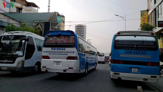 Các tuyến đường trung tâm thành phố Nha Trang dày đặc xe ô tô khách.