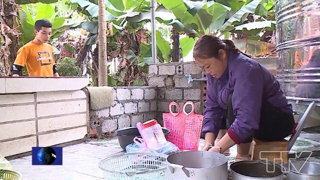 Bà Bùi Thị Ánh, người mẹ của Ngôi nhà số 2 Hoa huệ, Làng trẻ SOS Thanh Hóa bận luôn tay chuẩn bị thực phẩm để cả nhà đón Tết. Ngôi nhà của bà có gần 10 con, lớn nhất đã là sinh viên còn bé nhỏ nhất mới 3 tuổi.