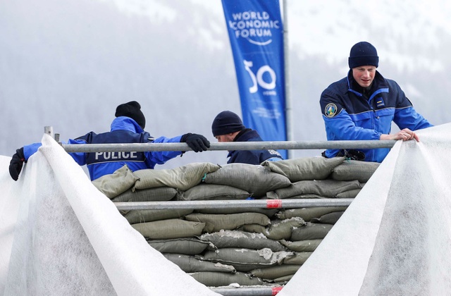 Cảnh sát tại 1 điểm kiểm tra an ninh bên ngoài Trung tâm Đại hội Davos – Thụy Sĩ hôm 19-1, trước thềm Hội nghị thường niên Diễn đàn Kinh tế Thế giới (WEF) Ảnh: REUTERS