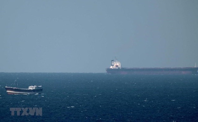 Một tàu chở dầu tiến về Eo biển Hormuz ở ngoài khơi vùng biển Khasab (Oman) (Ảnh: AFP/TTXVN).