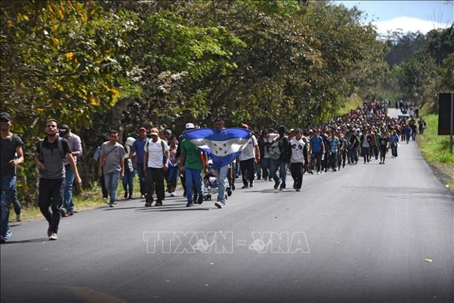 Người di cư Honduras sau khi vượt qua biên giới, tới gần Esquipulas, bang Chiquimula, Guatemala trong hành trình tới Mỹ, ngày 16/1/2020. Ảnh: AFP/TTXVN