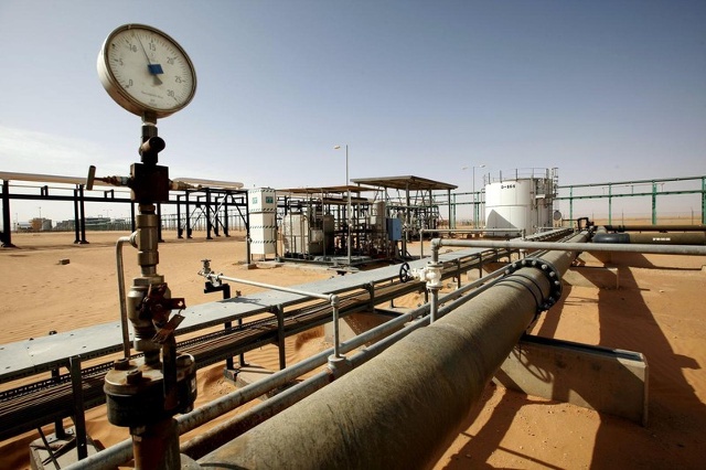 Hệ thống khai thác dầu mỏ tại Libya. Ảnh: Reuters