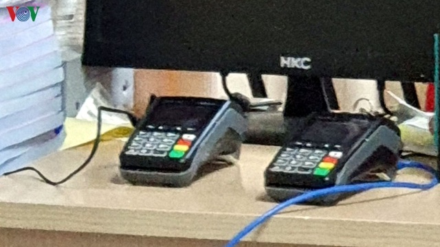 C&aacute;c POS của nước ngo&agrave;i tại điểm mua sắm Ho&agrave;ng Quan (phường H&agrave; Khẩu).