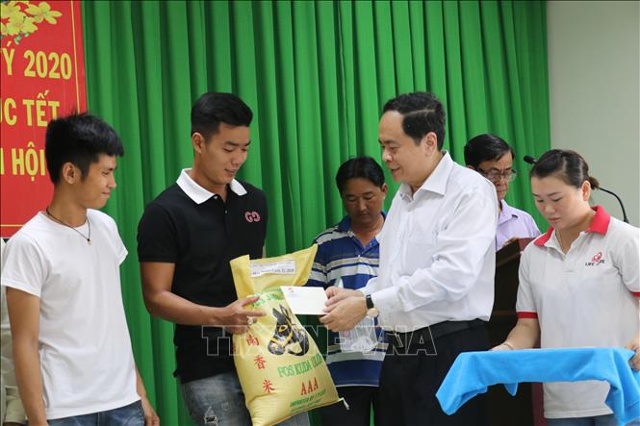 Chủ tịch Ủy ban Trung ương MTTQ Việt Nam Trần Thanh Mẫn tặng quà tết cho các hộ dân ở Cần Thơ. Ảnh TTXVN