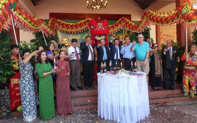 Lãnh đạo tỉnh Đak Lak nâng ly chúc mừng đoàn du khách nước ngoài nhân dịp đầu xuân.