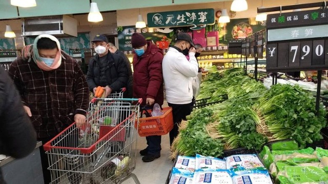 Người dân đeo mặt nạ đi siêu thị ở thành phố Vũ Hán (Ảnh: Reuters).