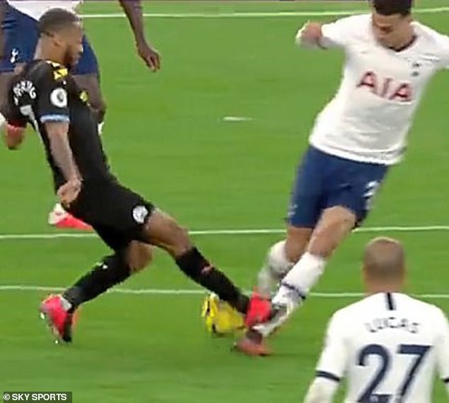 Raheem Sterling đạp thẳng v&agrave;o ch&acirc;n Dele Alli nhưng tho&aacute;t thẻ đỏ. (Ảnh: Sky Sports)