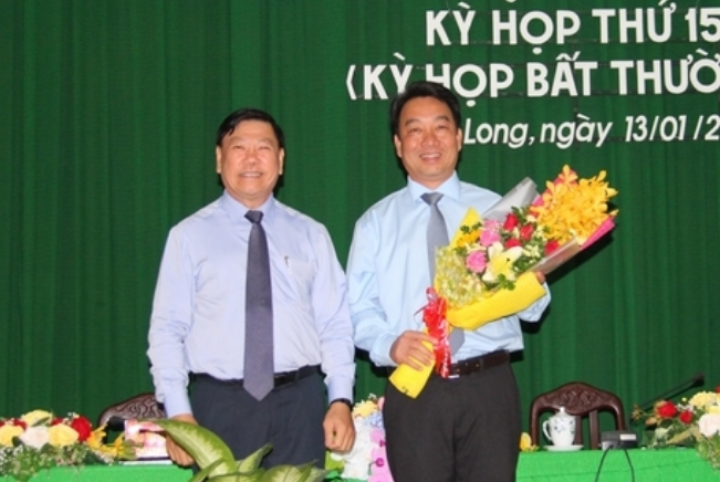 Bí thư Tỉnh ủy Vĩnh Long Trần Văn Rón chúc mừng ông Lữ Quang Ngời (ôm hoa)