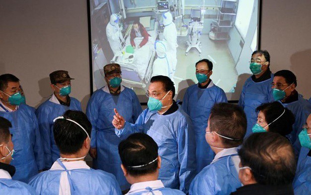 Thủ tướng Trung Quốc Lý Khắc Cường tới thăm một bệnh viện ở Vũ Hán, Hồ Bắc để chỉ đạo tình hình đối phó với dịch bệnh viêm phổi do virus corona. Ảnh: Reuters