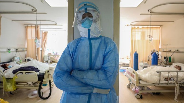 Một nhân viên y tế chợp mắt tại phòng cách ly ở Bệnh viện Chữ Thập Đỏ tại Vũ Hán (Ảnh: AFP)