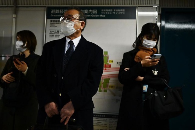 Người dân Tokyo đeo khẩu trang trong giai đoạn dịch bùng phát. (Ảnh: AFP)