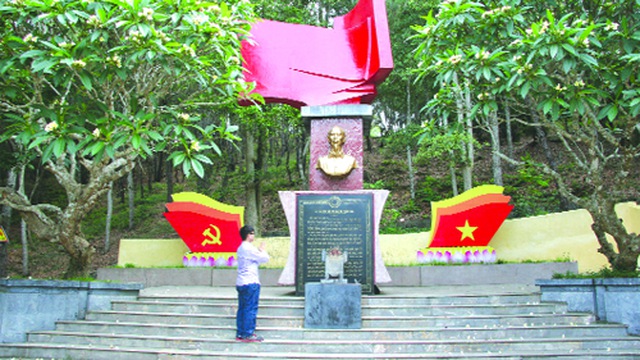 Đài tưởng niệm Bác Hồ tại thị trấn Rừng Thông, huyện Đông Sơn.