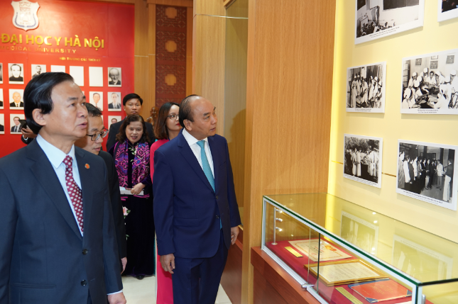 Thủ tướng thăm Phòng Truyền thống của Đại học Y Hà Nội. Ảnh: VGP/Quang Hiếu