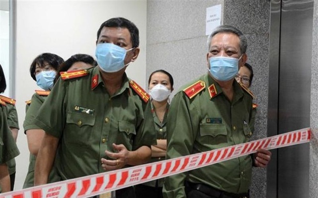 Thiếu tướng Nguyễn Khắc Thủy, Cục trưởng Cục Y tế, Bộ Công an (phải) kiểm tra công tác cách ly tại Bệnh viện 199.