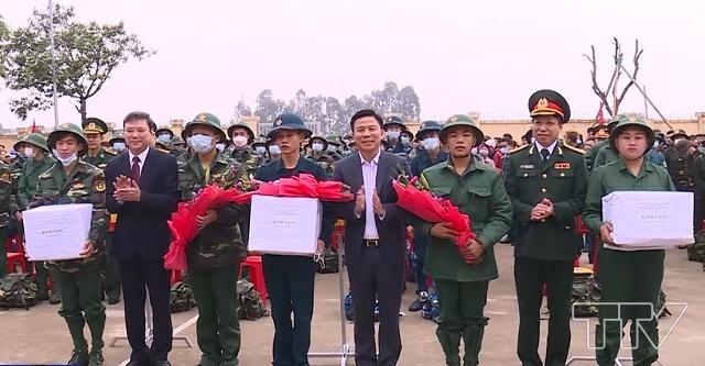 Đồng chí Phó Bí thư Thường trực Tỉnh ủy Đỗ Trọng Hưng và lãnh đạo các ngành cấp tỉnh, lãnh đạo thành phố Thanh Hóa đã tặng hoa, tặng quà cho các chiến sỹ mới