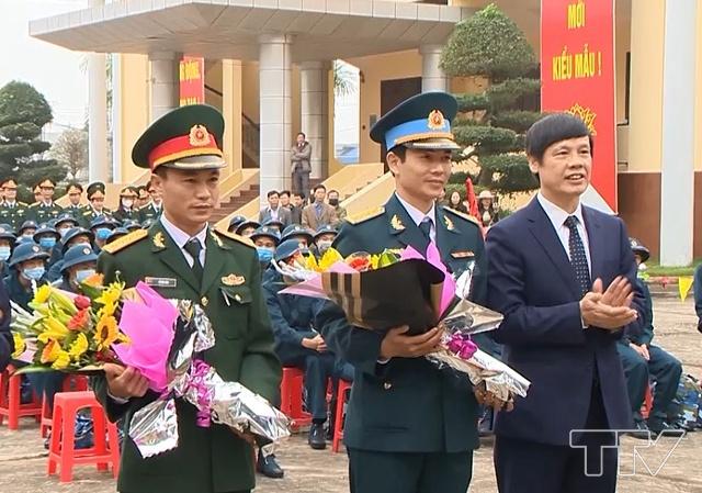 đồng chí Nguyễn Đình Xứng, Chủ tịch UBND tỉnh, Chủ tịch Hội đồng nghĩa vụ quân sự tỉnh Thanh Hóa đã dự lễ giao quân tại huyện Đông Sơn.