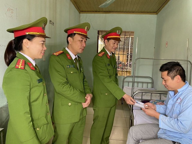 Lãnh đạo huyện và Công an huyện Thọ Xuân hỏi thăm sức khỏe ông Nguyễn Đăng Nam