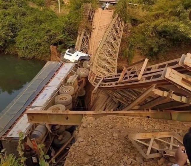 Hiện trường nơi xảy ra vụ sập cầu.