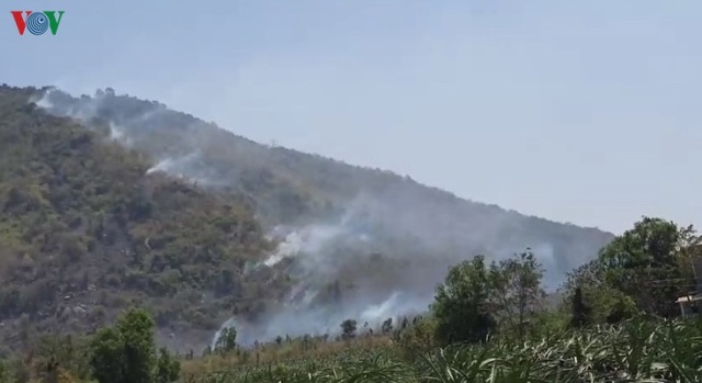 Khói lửa lan rộng trên đỉnh núi Tà Cú