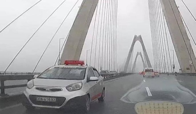 Chiếc taxi đi ngược chiều vào làn đường 90km/h trên cầu Nhật Tân.