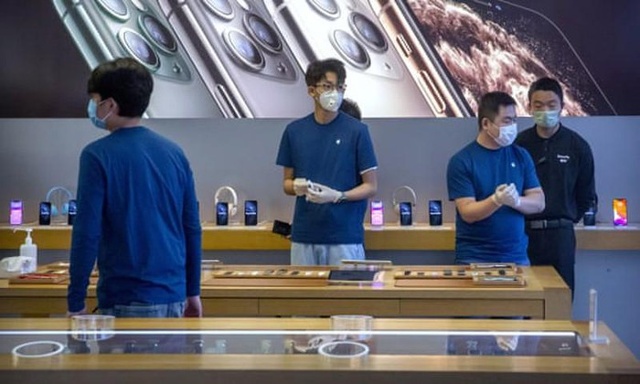 Apple đã cảnh báo tình trạng thiếu hụt nguồn cung điện thoại iPhone trên toàn cầu, vì các nhà máy Trung Quốc ngừng hoạt động do dịch COVID-19. Ảnh: AP